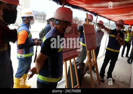 Ein Ingenieur während einer Präsentation auf einer Baustelle von Hazrat Shahjalal International Airportâ €™s dritten Terminal in Dhaka, Bangladesch am 05. Juni 2021. Der Bau von Hazrat Airportâ €™s Terminal 3 wird im Juni 2023 abgeschlossen sein, Staatsminister für Zivilluftfahrt und Tourismus M Mahbub Ali hat gesagt. (Foto von Syed Mahamudur Rahman/NurPhoto) Stockfoto