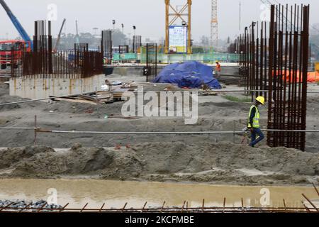 Eine Baustelle von Hazrat Shahjalal International Airportâ €™s dritten Terminal in Dhaka, Bangladesch am 05. Juni 2021. Der Bau von Hazrat Airportâ €™s Terminal 3 wird im Juni 2023 abgeschlossen sein, Staatsminister für Zivilluftfahrt und Tourismus M Mahbub Ali hat gesagt. (Foto von Syed Mahamudur Rahman/NurPhoto) Stockfoto