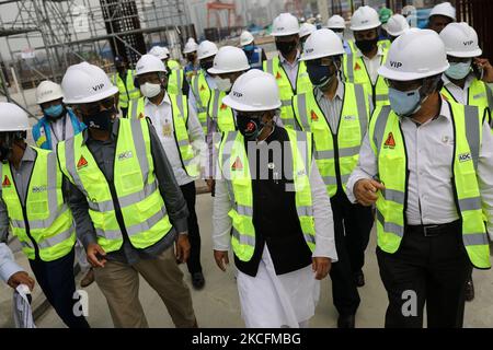 Staatsminister für Zivilluftfahrt und Tourismus M Mahbub Ali besucht eine Baustelle von Hazrat Shahjalal International Airportâ €™s dritten Terminal in Dhaka, Bangladesch am 05. Juni 2021. Der Bau von Hazrat Airportâ €™s Terminal 3 wird im Juni 2023 abgeschlossen sein, wie der Minister gesagt hat. (Foto von Syed Mahamudur Rahman/NurPhoto) Stockfoto