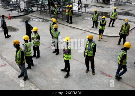 Arbeiter während einer Pause von der Arbeit an einer Baustelle von Hazrat Shahjalal International Airportâ €™s dritten Terminal in Dhaka, Bangladesch am 05. Juni 2021. Der Bau von Hazrat Airportâ €™s Terminal 3 wird im Juni 2023 abgeschlossen sein, Staatsminister für Zivilluftfahrt und Tourismus M Mahbub Ali hat gesagt. (Foto von Syed Mahamudur Rahman/NurPhoto) Stockfoto