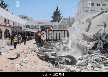 Ägyptische Arbeiter und Maschinen, die am 05. Juni 2021 die Trümmer der zerstörten Türme und Häuser in Gaza-Stadt abbauen. Ägypten gab am 04. Juni bekannt, dass es Arbeiter und Ausrüstung entsendet, um beim Wiederaufbau nach den Kämpfen zwischen Israel und Aktivisten im Gazastreifen zu helfen (Foto: Momen Faiz/NurPhoto) Stockfoto