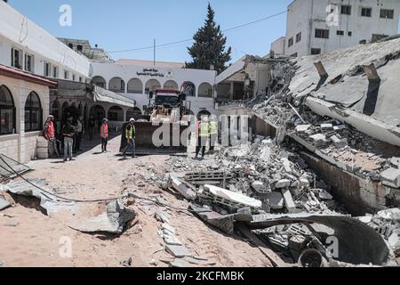 Ägyptische Arbeiter und Maschinen, die am 05. Juni 2021 die Trümmer der zerstörten Türme und Häuser in Gaza-Stadt abbauen. Ägypten gab am 04. Juni bekannt, dass es Arbeiter und Ausrüstung entsendet, um beim Wiederaufbau nach den Kämpfen zwischen Israel und Aktivisten im Gazastreifen zu helfen (Foto: Momen Faiz/NurPhoto) Stockfoto