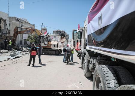 Ägyptische Arbeiter und Maschinen, die am 05. Juni 2021 die Trümmer der zerstörten Türme und Häuser in Gaza-Stadt abbauen. Ägypten gab am 04. Juni bekannt, dass es Arbeiter und Ausrüstung entsendet, um beim Wiederaufbau nach den Kämpfen zwischen Israel und Aktivisten im Gazastreifen zu helfen (Foto: Momen Faiz/NurPhoto) Stockfoto