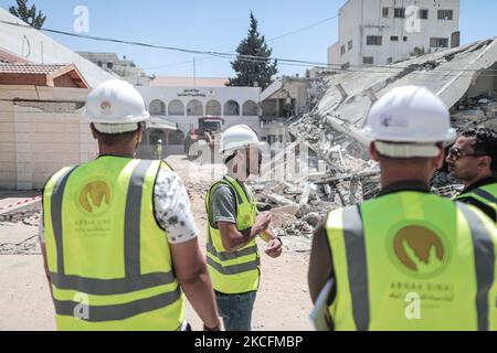 Ägyptische Arbeiter und Maschinen, die am 05. Juni 2021 die Trümmer der zerstörten Türme und Häuser in Gaza-Stadt abbauen. Ägypten gab am 04. Juni bekannt, dass es Arbeiter und Ausrüstung entsendet, um beim Wiederaufbau nach den Kämpfen zwischen Israel und Aktivisten im Gazastreifen zu helfen (Foto: Momen Faiz/NurPhoto) Stockfoto