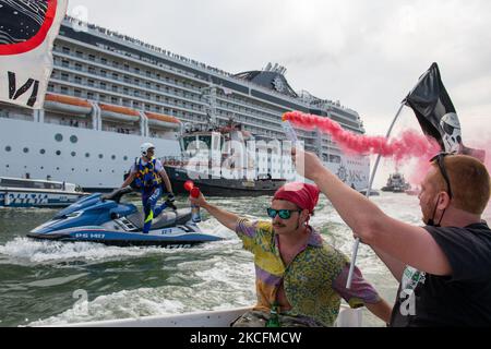 Am 5. Juni 2021 demonstrierten Menschen auf Booten gegen die Durchfahrt der großen Schiffe in Venedig, Italien. Die Einheimischen demonstrierten heute gegen die Passagebögen der großen Schiffe und Kreuzschiffe in Venedig, nachdem der Verkehr der großen Schiffe aufgrund von COVID und der Abwesenheit von Touristen gestoppt wurde. Das große Schiff MSC Orchestra überquerte den Giudecca-Kanal, begleitet von der Polizei auf Booten und Jet-Sky. (Foto von Giacomo Cosua/NurPhoto) Stockfoto