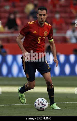 Der Spanier Sergio Busquets (FC Barcelona) läuft beim internationalen Freundschaftsspiel zwischen Spanien und Portugal im Estadio Wanda Metropolitano am 4. Juni 2021 in Madrid, Spanien, mit dem Ball. (Foto von Jose Breton/Pics Action/NurPhoto) Stockfoto