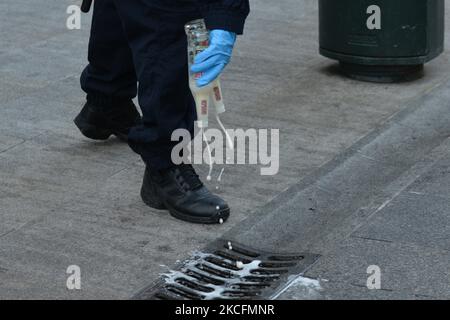 Mitglieder der Gardai Public Order Unit setzen COVID-19-Beschränkungen auf der Grafton Street im Stadtzentrum von Dublin durch. Am Sonntag, den 5. Juni 2021, in Dublin, Irland. (Foto von Artur Widak/NurPhoto) Stockfoto