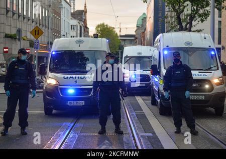 Mitglieder der Gardai Public Order Unit setzen COVID-19-Beschränkungen auf der Dawson Street im Stadtzentrum von Dublin durch. Am Sonntag, den 5. Juni 2021, in Dublin, Irland. (Foto von Artur Widak/NurPhoto) Stockfoto