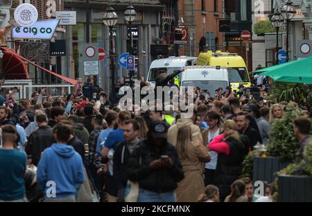 Mitglieder der Gardai Public Order Unit setzen COVID-19-Beschränkungen für die Anne Street South im Stadtzentrum von Dublin durch. Am Sonntag, den 5. Juni 2021, in Dublin, Irland. (Foto von Artur Widak/NurPhoto) Stockfoto