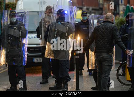 Mitglieder der Gardai Public Order Unit setzen COVID-19-Beschränkungen für die Anne Street South im Stadtzentrum von Dublin durch. Am Sonntag, den 5. Juni 2021, in Dublin, Irland. (Foto von Artur Widak/NurPhoto) Stockfoto