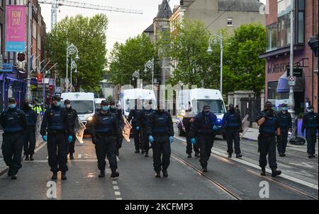 Mitglieder der Gardai Public Order Unit setzen COVID-19-Beschränkungen auf der Dawson Street im Stadtzentrum von Dublin durch. Am Sonntag, den 5. Juni 2021, in Dublin, Irland. (Foto von Artur Widak/NurPhoto) Stockfoto