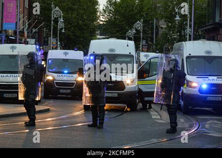 Mitglieder der Gardai Public Order Unit setzen COVID-19-Beschränkungen auf der Dawson Street im Stadtzentrum von Dublin durch. Am Sonntag, den 5. Juni 2021, in Dublin, Irland. (Foto von Artur Widak/NurPhoto) Stockfoto