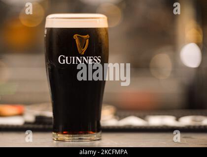 Perfekt gegossenes Guinness, gesehen in BAH33 - dem authentischen Gaucho BBQ Restaurant. Pubs und Restaurants werden am 7. Juni ihre Türen für den Außendienst öffnen, und ab dem 5. Juli können die Bars und Restaurants ihre Kunden wieder in Innenräumen bedienen. Am Samstag, den 5. Juni 2021, in Dublin, Irland. (Foto von Artur Widak/NurPhoto) Stockfoto