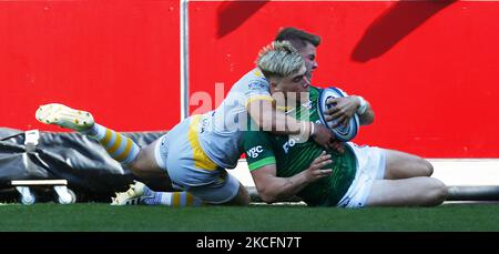 Ollie Hassell-Collins aus London Irish geht während der Gallagher Premiership zwischen London Irish und Wesps im Brentford Community Stadium, Brentford, Großbritannien, am 05.. Juni 2021 zu seinem Versuch über (Foto by Action Foto Sport/NurPhoto) Stockfoto