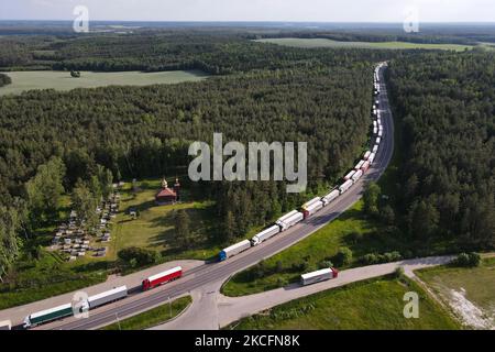 Am 5. Juni 2021 werden in Bobrownik-Bierestowica, Polen, Lastwagen aufgestellt, die auf die Einreise nach Belarus an der Grenze zu Polen warten. Seit Dezember letzten Jahres, als die belarussischen Behörden ihre Grenze mit den Beamten geschlossen haben, haben sich die Linien für Lastwagen, die an der Grenze warten, erhöht, da sie Bedenken wegen der Ausbreitung der Coroanvirus-Pandemie geäußert haben. Kritiker sagen, dass die Grenze geschlossen wurde, um Oppositionelle daran zu hindern, die Grenze zu überqueren. Oppositionelle planten am Samstag eine Blockade der Grenze, um ihre Wiedereröffnung zu fordern. (Foto von STR/NurPhoto) Stockfoto