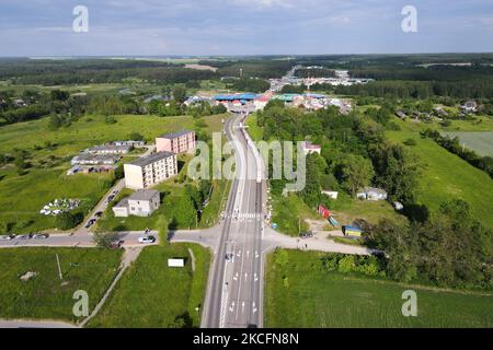 Am 5. Juni 2021 werden in Bobrownik-Bierestowica, Polen, Lastwagen aufgestellt, die auf die Einreise nach Belarus an der Grenze zu Polen warten. Seit Dezember letzten Jahres, als die belarussischen Behörden ihre Grenze mit den Beamten geschlossen haben, haben sich die Linien für Lastwagen, die an der Grenze warten, erhöht, da sie Bedenken wegen der Ausbreitung der Coroanvirus-Pandemie geäußert haben. Kritiker sagen, dass die Grenze geschlossen wurde, um Oppositionelle daran zu hindern, die Grenze zu überqueren. Oppositionelle planten am Samstag eine Blockade der Grenze, um ihre Wiedereröffnung zu fordern. (Foto von STR/NurPhoto) Stockfoto