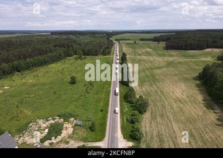 Am 5. Juni 2021 werden in Bobrownik-Bierestowica, Polen, Lastwagen aufgestellt, die auf die Einreise nach Belarus an der Grenze zu Polen warten. Seit Dezember letzten Jahres, als die belarussischen Behörden ihre Grenze mit den Beamten geschlossen haben, haben sich die Linien für Lastwagen, die an der Grenze warten, erhöht, da sie Bedenken wegen der Ausbreitung der Coroanvirus-Pandemie geäußert haben. Kritiker sagen, dass die Grenze geschlossen wurde, um Oppositionelle daran zu hindern, die Grenze zu überqueren. Oppositionelle planten am Samstag eine Blockade der Grenze, um ihre Wiedereröffnung zu fordern. (Foto von STR/NurPhoto) Stockfoto