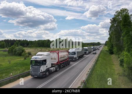 Am 5. Juni 2021 werden in Bobrownik-Bierestowica, Polen, Lastwagen aufgestellt, die auf die Einreise nach Belarus an der Grenze zu Polen warten. Seit Dezember letzten Jahres, als die belarussischen Behörden ihre Grenze mit den Beamten geschlossen haben, haben sich die Linien für Lastwagen, die an der Grenze warten, erhöht, da sie Bedenken wegen der Ausbreitung der Coroanvirus-Pandemie geäußert haben. Kritiker sagen, dass die Grenze geschlossen wurde, um Oppositionelle daran zu hindern, die Grenze zu überqueren. Oppositionelle planten am Samstag eine Blockade der Grenze, um ihre Wiedereröffnung zu fordern. (Foto von STR/NurPhoto) Stockfoto