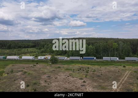 Am 5. Juni 2021 werden in Bobrownik-Bierestowica, Polen, Lastwagen aufgestellt, die auf die Einreise nach Belarus an der Grenze zu Polen warten. Seit Dezember letzten Jahres, als die belarussischen Behörden ihre Grenze mit den Beamten geschlossen haben, haben sich die Linien für Lastwagen, die an der Grenze warten, erhöht, da sie Bedenken wegen der Ausbreitung der Coroanvirus-Pandemie geäußert haben. Kritiker sagen, dass die Grenze geschlossen wurde, um Oppositionelle daran zu hindern, die Grenze zu überqueren. Oppositionelle planten am Samstag eine Blockade der Grenze, um ihre Wiedereröffnung zu fordern. (Foto von STR/NurPhoto) Stockfoto