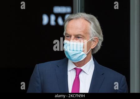 LONDON, VEREINIGTES KÖNIGREICH - 06. JUNI 2021: Der ehemalige britische Premierminister Tony Blair verlässt das BBC Broadcasting House im Zentrum Londons, nachdem er auf der Andrew Marr Show am 06. Juni 2021 in London, England, auftrat. (Foto von Wiktor Szymanowicz/NurPhoto) Stockfoto