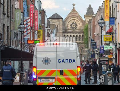 Mitglieder von Gardai gesehen auf der Anne Street South im Stadtzentrum von Dublin am Samstagabend, 5. Juni 2021. Neunzehn Personen wurden aufgrund des Verdachts der Verletzung der öffentlichen Ordnung nach einer weiteren Nacht von Unruhen in der Innenstadt von Dublin verhaftet. Glasflaschen und andere Raketen wurden auf den gardai geworfen, nachdem sie am Samstagabend mit großen Menschenmengen in der Stadt kollidierten. Am Sonntag, den 6. Juni 2021, in Dublin, Irland. (Foto von Artur Widak/NurPhoto) Stockfoto