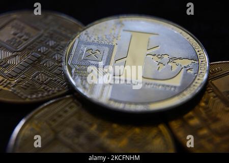 Die Darstellung der Kryptowährungen Bitcoin, Ripple, Litecoin und Ethereum ist in dieser Abbildung zu sehen, die am 6. Juni 2021 in Krakau, Polen, aufgenommen wurde. (Fotoillustration von Jakub Porzycki/NurPhoto) Stockfoto