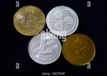 Die Darstellung der Kryptowährungen Bitcoin, Ripple, Litecoin und Ethereum ist in dieser Abbildung zu sehen, die am 6. Juni 2021 in Krakau, Polen, aufgenommen wurde. (Fotoillustration von Jakub Porzycki/NurPhoto) Stockfoto