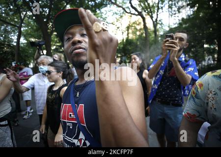 Eine Person zündet eine Marihuana-Zigarette an, als der Bürgermeister von New York City, Paperboy the Prince, am 6. Juni 2021 in New York City, USA, zu einer Gruppe von Menschen in der Nähe des Rathauses spricht und singt. Der Kandidat Paperboy spricht große Unternehmen und ihre Gewinne aus dem legalen Verkauf von Marihuana an und dass Reparationen an Personen vorgenommen werden sollten, die wegen Verbrechen im Zusammenhang mit der Droge angeklagt wurden. (Foto von John Lamparski/NurPhoto) Stockfoto