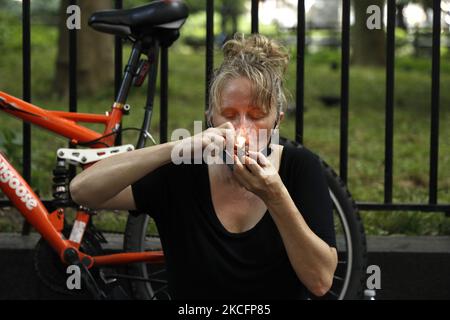 Eine Person zündet eine Marihuana-Zigarette an, als der Bürgermeister von New York City, Paperboy the Prince, am 6. Juni 2021 in New York City, USA, zu einer Gruppe von Menschen in der Nähe des Rathauses spricht und singt. Der Kandidat Paperboy spricht große Unternehmen und ihre Gewinne aus dem legalen Verkauf von Marihuana an und dass Reparationen an Personen vorgenommen werden sollten, die wegen Verbrechen im Zusammenhang mit der Droge angeklagt wurden. (Foto von John Lamparski/NurPhoto) Stockfoto