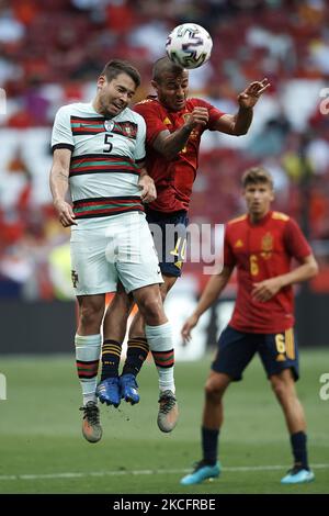 Raphael Guerreiro (Borussia Dortmund) aus Portugal und Thiago Alcantara (FC Liverpool) aus Spanien treten beim internationalen Freundschaftsspiel zwischen Spanien und Portugal am 4. Juni 2021 im Estadio Wanda Metropolitano in Madrid, Spanien, um den Ball an. (Foto von Jose Breton/Pics Action/NurPhoto) Stockfoto