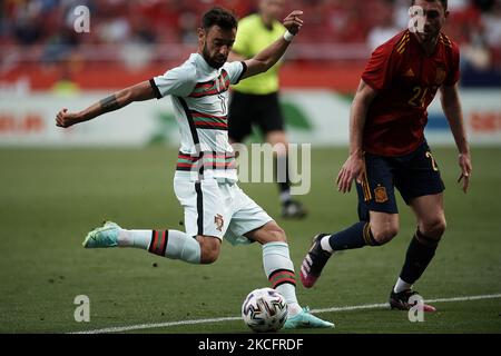 Bruno Fernandes (Manchester United) aus Portugal schießt beim internationalen Freundschaftsspiel zwischen Spanien und Portugal am 4. Juni 2021 im Estadio Wanda Metropolitano in Madrid, Spanien, auf das Tor. (Foto von Jose Breton/Pics Action/NurPhoto) Stockfoto