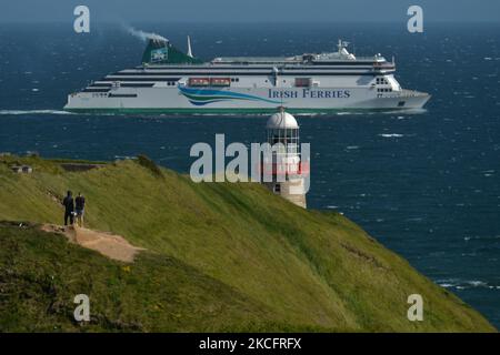 Die Irish Ferry passiert am Juni-Feiertag den Bailey Lighthouse in Howth. Am Montag, den 7. Juni 2021, in Howth, Dublin, Irland. (Foto von Artur Widak/NurPhoto) Stockfoto