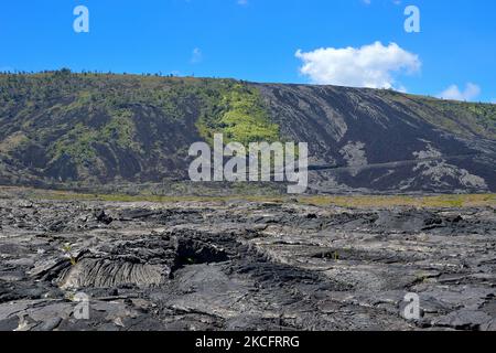 Die malerischen dampfenden Krater und Lavaströme rund um den Aussichtspunkt Mauna Ulu, den Hawaiʻi Volcanoes National Park auf Big Island HI Stockfoto