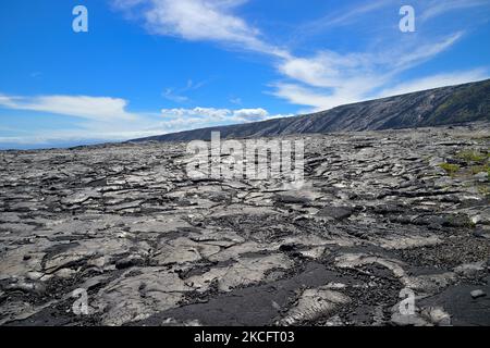 Die malerischen dampfenden Krater und Lavaströme rund um den Aussichtspunkt Mauna Ulu, den Hawaiʻi Volcanoes National Park auf Big Island HI Stockfoto