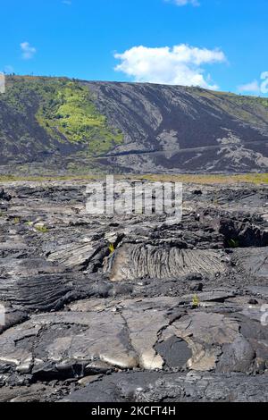 Die malerischen dampfenden Krater und Lavaströme rund um den Aussichtspunkt Mauna Ulu, den Hawaiʻi Volcanoes National Park auf Big Island HI Stockfoto