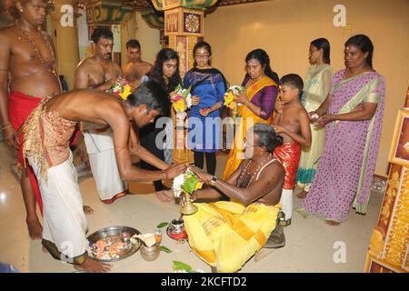 Tamil Hindu Priester führt Gebete besonders ehrend Lord Ganesh während des 108 abhishekam pooja ehrend Lord Vinayagar (Lord Ganesh) am Arasadi Vinayagar Tempel (Arasadi Sithi Vinayagar Kovil) in Jaffna, Sri Lanka durch. (Foto von Creative Touch Imaging Ltd./NurPhoto) Stockfoto