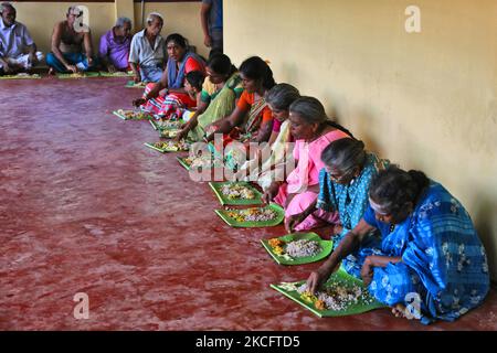 Tamilische Hindu-Anhänger essen ein traditionelles vegetarisches Mittagessen, das auf einem Bananenblatt nach Gebeten während des 108 abhishekam Pooja zu Ehren von Lord Vinayagar (Lord Ganesh) im Arasadi Vinayagar Tempel (Arasadi Sithi Vinayagar Kovil) in Jaffna, Sri Lanka, serviert wird. (Foto von Creative Touch Imaging Ltd./NurPhoto) Stockfoto