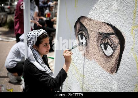 Palästinensische Künstler malen am 8. Juni 2021 in Gaza-Stadt Wandmalereien. (Foto von Majdi Fathi/NurPhoto) Stockfoto