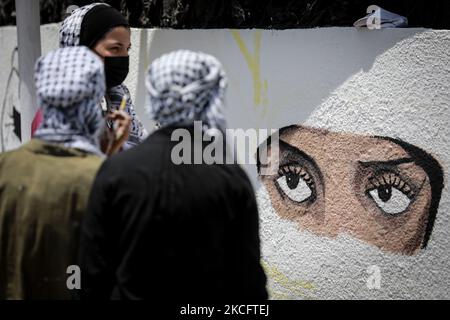 Palästinensische Künstler malen am 8. Juni 2021 in Gaza-Stadt Wandmalereien. (Foto von Majdi Fathi/NurPhoto) Stockfoto