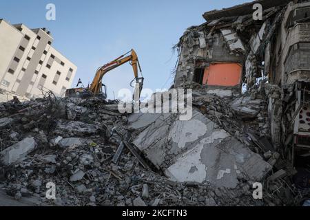 Ägyptische Arbeiter und Maschinen, die am 08. Juni 2021 in Gaza-Stadt an der Beseitigung der Trümmer der zerstörten Türme und Häuser arbeiten. Ägypten gab am 04. Juni bekannt, dass es Arbeiter und Ausrüstung entsendet, um nach den Kämpfen zwischen Israel und Aktivisten im Gazastreifen beim Wiederaufbau zu helfen. (Foto von Majdi Fathi/NurPhoto) Stockfoto