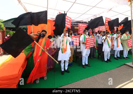 Hochrangige Führer und Arbeiter der Bhartiya Janta Party halten schwarze Fahnen, als sie am 8. Juni 2021 in Jaipur, Rajasthan, Indien, gegen die Regierung des Bundesstaates protestieren, die die Aussetzung des Bürgermeisters der Jaipur Greater Municipal Corporation, BJP, Somya Gurjar, und drei Ratsmitglieder in die Hand nimmt. (Foto von Vishal Bhatnagar/NurPhoto) Stockfoto