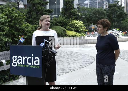 DIE US-amerikanische Reperesentatinve Bella Abzug unterstützt die Bürgermeisterin Kathryn Garcia bei einer Pressekonferenz im Abzug Park in Hudson Yards am 8. Juni 2021 in New York City, USA. Garcia belegt derzeit den dritten Platz in den Umfragen. (Foto von John Lamparski/NurPhoto) Stockfoto
