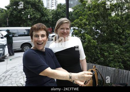 DIE Vertreterin BELLA Abzug nimmt am 8. Juni 2021 ein Selfie mit der Bürgermeisterin Kathryn Garcia von New York City auf einer Pressekonferenz im Abzug Park in Hudson Yards in New York City, USA, auf. Garcia belegt derzeit den dritten Platz in den Umfragen. (Foto von John Lamparski/NurPhoto) Stockfoto