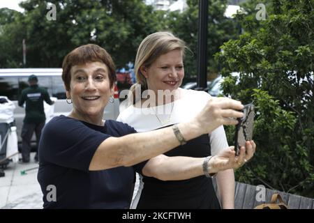 DIE Vertreterin BELLA Abzug nimmt am 8. Juni 2021 ein Selfie mit der Bürgermeisterin Kathryn Garcia von New York City auf einer Pressekonferenz im Abzug Park in Hudson Yards in New York City, USA, auf. Garcia belegt derzeit den dritten Platz in den Umfragen. (Foto von John Lamparski/NurPhoto) Stockfoto