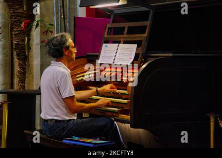 Der Mensch spielt eine Orgel in der Marienkirche in Brügge in Belgien, Europa. Die Frauenkirche in Brügge ist eine mittelalterliche Kirche, die hauptsächlich aus dem XIII., XIV. Und XV. Stammt (Foto von Creative Touch Imaging Ltd./NurPhoto) Stockfoto