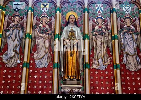 Religiöse Bilder schmücken das Innere der Frauenkirche in Brügge in Belgien, Europa. Die Frauenkirche in Brügge ist eine mittelalterliche Kirche, die hauptsächlich aus dem XIII., XIV. Und XV. Stammt (Foto von Creative Touch Imaging Ltd./NurPhoto) Stockfoto