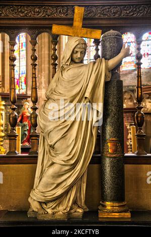 Religiöse Statue in der Kirche unserer Lieben Frau in der Stadt Brügge in Belgien, Europa. Die Frauenkirche in Brügge ist eine mittelalterliche Kirche, die hauptsächlich aus dem XIII., XIV. Und XV. Stammt (Foto von Creative Touch Imaging Ltd./NurPhoto) Stockfoto