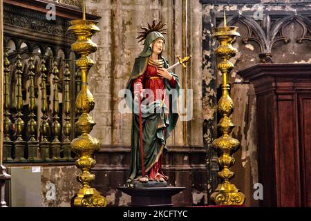 Religiöse Statue in der Kirche unserer Lieben Frau in der Stadt Brügge in Belgien, Europa. Die Frauenkirche in Brügge ist eine mittelalterliche Kirche, die hauptsächlich aus dem XIII., XIV. Und XV. Stammt (Foto von Creative Touch Imaging Ltd./NurPhoto) Stockfoto