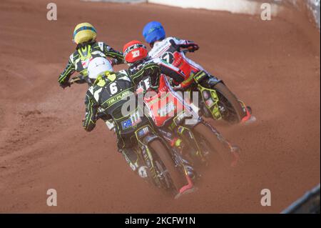 Anders Rowe (Weiß) jagt Tom Brennan (Rot) Jye Etheridge (Blau) und Teamkollege Drew Kemp (Gelb) während des SGB-Premiership-Spiels zwischen Belle Vue Aces und Ipswich Witches am 7.. Juni 2021 im National Speedway Stadium, Manchester, Großbritannien. (Foto von Ian Charles/MI News/NurPhoto) Stockfoto