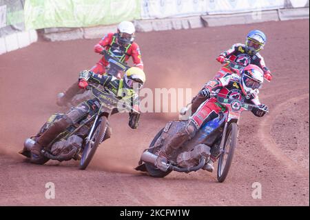 Steve Worrall (Rot) in Drew Kemp (Gelb) mit Charles Wright (Blau) und Craig Cook (Weiß) im Rückstand beim SGB Premiership-Spiel zwischen Belle Vue Aces und Ipswich Witches am 7.. Juni 2021 im National Speedway Stadium, Manchester, Großbritannien. (Foto von Ian Charles/MI News/NurPhoto) Stockfoto